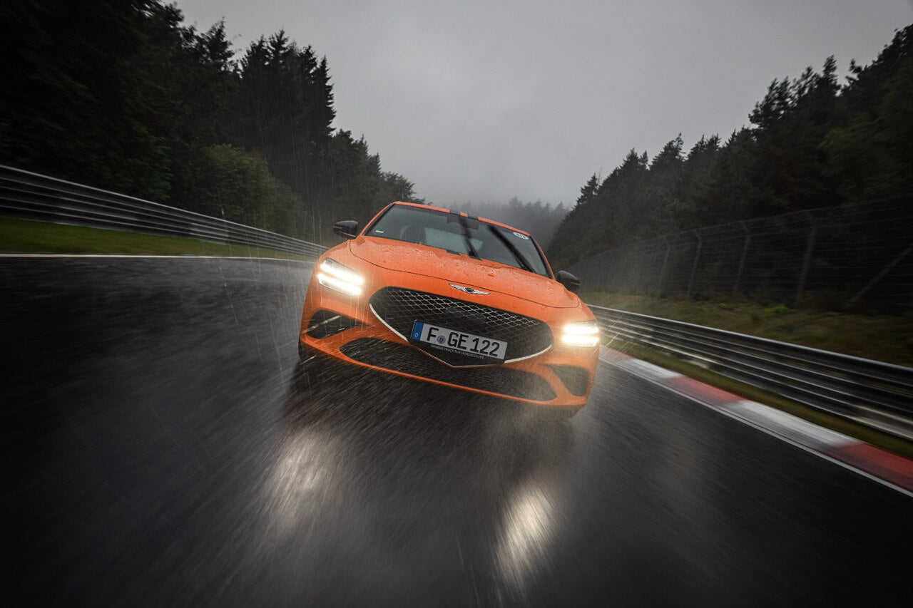 Fahrt auf der Nürburgring Nordschleife bei Regenwetter