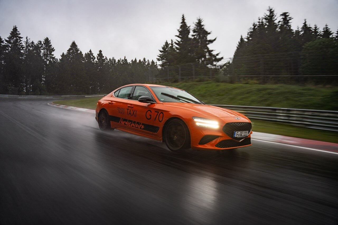 Genesis G70 Track Taxi fährt auf der Nordschleife-Strecke