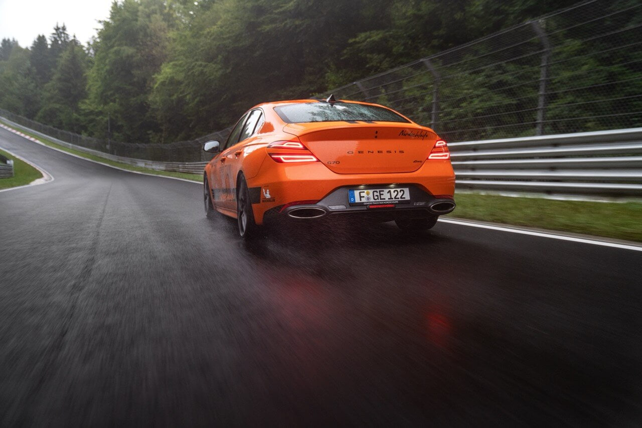 Genesis G70 Track Taxi fährt auf der Nordschleife-Strecke